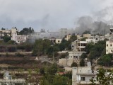 Füst száll fel Ayta ash-Shab településről, miután az izraeli hadsereg viszonozta a Hezbollah támadását. Fotó: EPA / WAEL HAMZEH