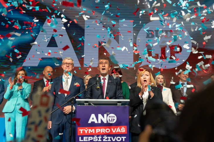 Andrej Babiš és az Elégedetlen Polgárok Akciója (ANO) öröme a választási győzelem után