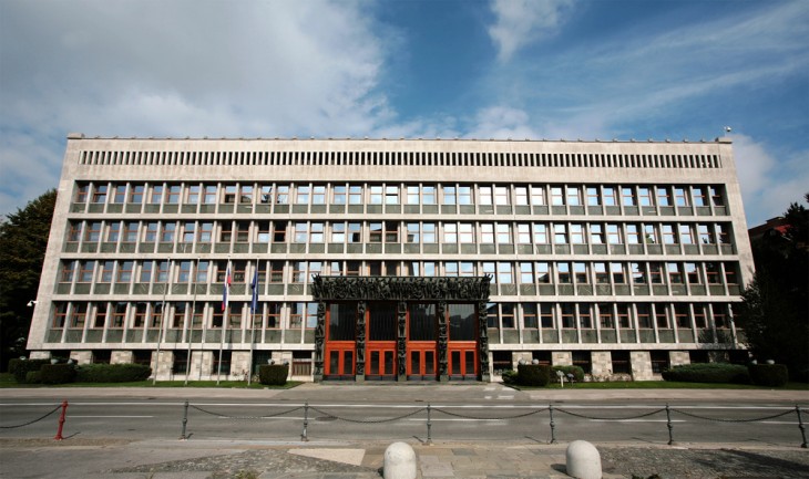 A ljubljanai parlament épületére tűzték ki a zászlót