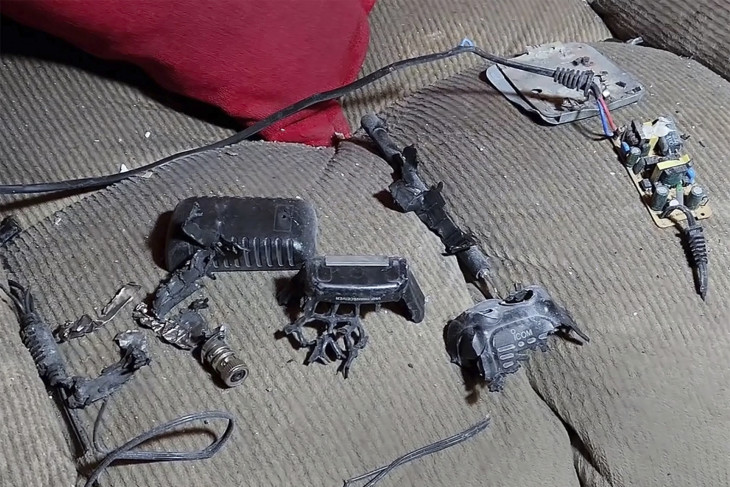 Videofelvételről készített képen egy házban felrobbant rádió adó-vevő, walkie-talkie a kelet-libanoni Baalbekben 2024. szeptemebr 18-án. Az ország több pontján bekövetkező robbanásokban legalább 20 ember halt meg