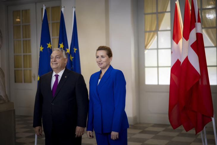 A Miniszterelnöki Kommunikációs Főosztály által közreadott képen Mette Frederiksen dán kormányfő (j) fogadja Orbán Viktor miniszterelnököt az Európai Unió nem hivatalos csúcstalálkozója kezdetén a koppenhágai Christiansborg palotában 2025. október 1-jén, az Európai Unió Tanácsának dán soros elnöksége idején.