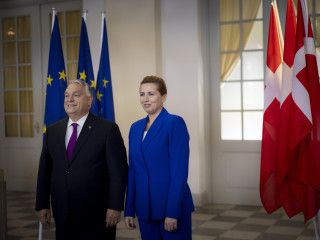 A Miniszterelnöki Kommunikációs Főosztály által közreadott képen Mette Frederiksen dán kormányfő (j) fogadja Orbán Viktor miniszterelnököt az Európai Unió nem hivatalos csúcstalálkozója kezdetén a koppenhágai Christiansborg palotában 2025. október 1-jén, az Európai Unió Tanácsának dán soros elnöksége idején.