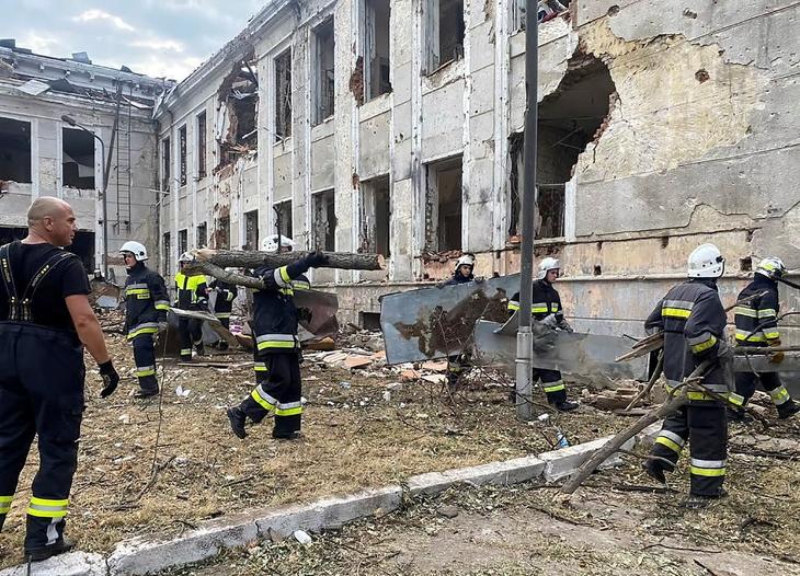 Tűzoltók egy megrongált épületnél, Mikolajivban, miután orosz rakétatámadás érte a dél-ukrajnai várost. Fotó: MTI/EPA/Ukrán Állami Katasztrófaelhárító Szolgálat
