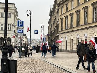 Varsó kiutat mutat az elszigetelődött Budapest számára