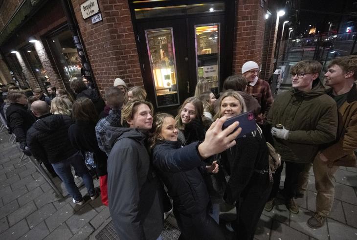 Éjfél utáni szelfi február 9-én egy szórakozóhely előtt Malmöben - Svédországban ezen a napon feloldották a korlátozások jelentős részét. Fotó: EPA / Johan Nilsson