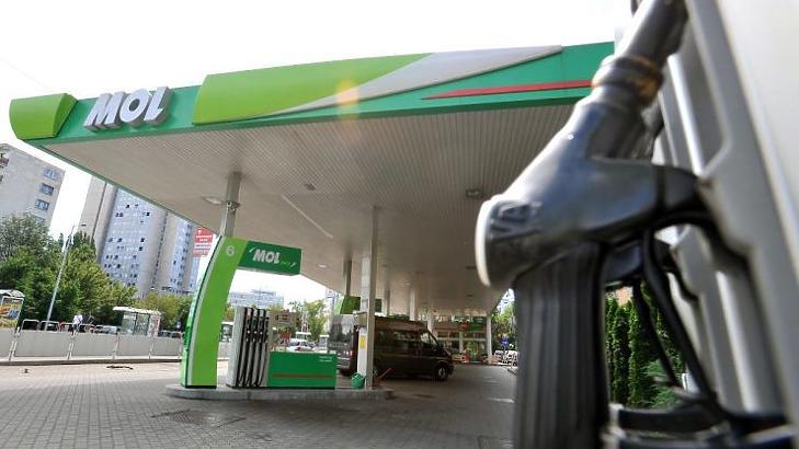 A benzinnel tankolók most fellélegezhetnek. Fotó: MTI