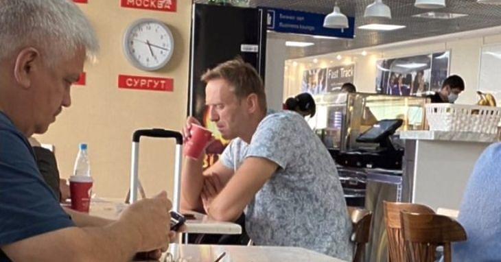 Alekszej Navalnij teázik a tomszki repülőtér egyik kávézójában 2020. augusztus  20-án. (Twitter/Ivar Dale) 