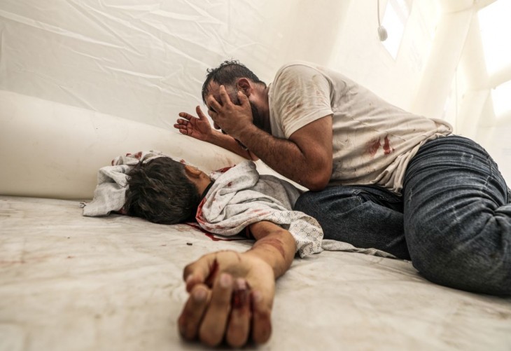 Palesztin férfi az elhunyt gyermeke felett október 9-én. Fotó: EPA/MOHAMMED SABER