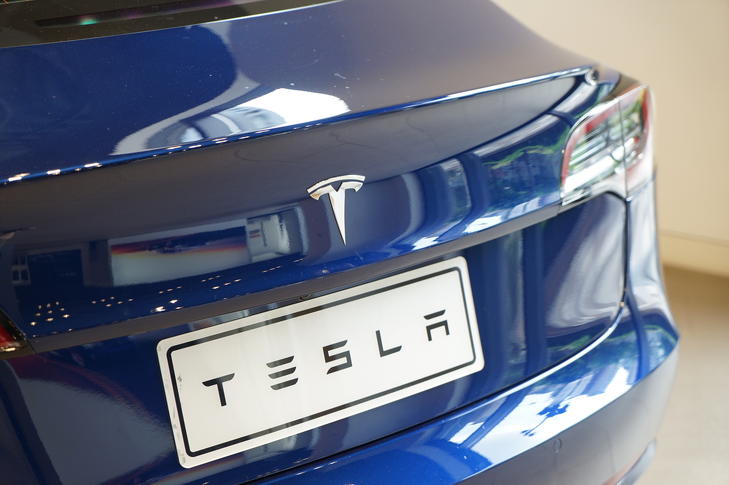 Megrohamozták a Tesla gyárát - videó