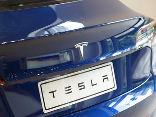 Megrohamozták a Tesla gyárát - videó