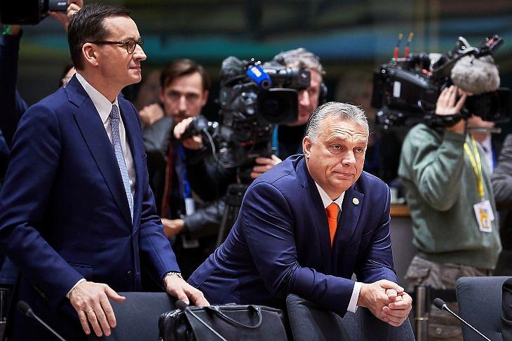 Mateusz Morawiecki lengyel kormányfő és Orbán Viktor miniszterelnök egy korábbi EU-csúcson Brüsszelben. (Fotó: Európai Tanács)