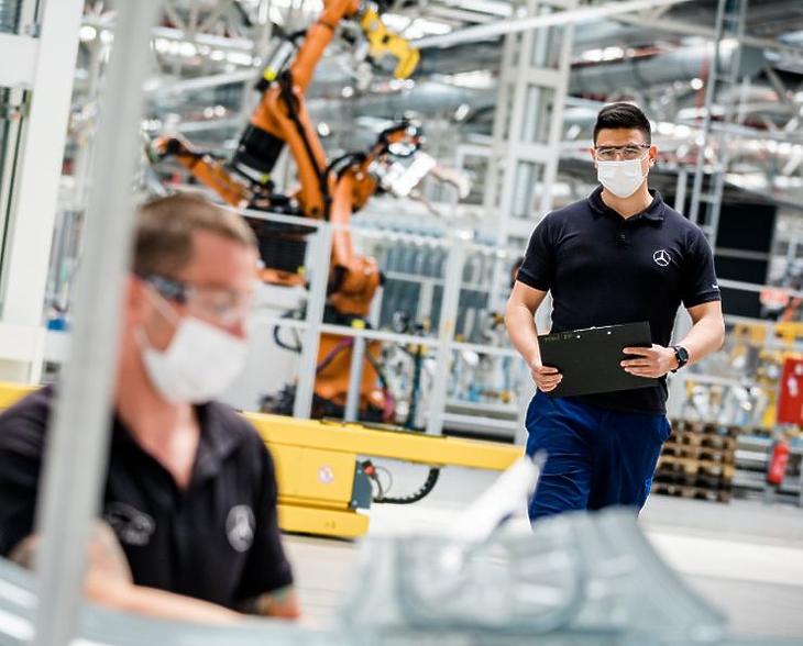 Védőfelszerelésben indult újra a termelés a Mercedes kecskeméti gyárában (Fotó: Mercedes-Benz Manufacturing Hungary)