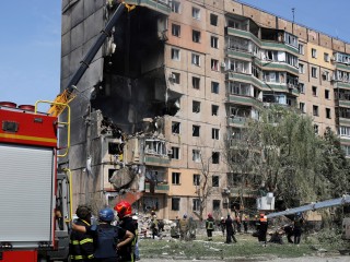 Ukrán mentőalakulatok dolgoznak egy rakétatámadásban lerombolt lakóépületnél a közép-ukrajnai Krivij Rihben 2023. július 31-én. Fotó: EPA/ARSEN DZODZAIEV