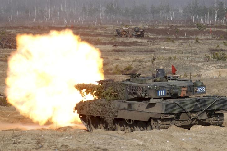 A képen német katonák gyakorlatoznak egy Leopard 2 tankkal, hamarosan az ukránokon a sor. Fotó: EPA/VALDA KALNINA 