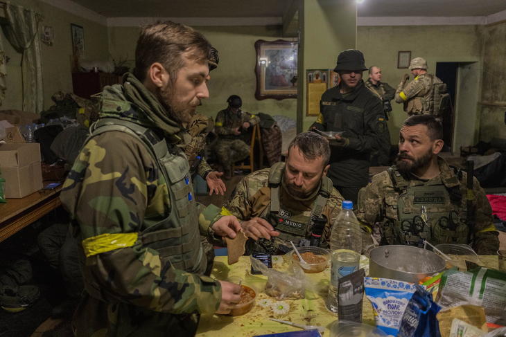 Ukrán katonák egy családi ház pincéjében kialakított ideiglenes bázison az ukrán hadsereg által visszafoglalt települések egyikén, a kelet-ukrajnai Harkiv közelében szombaton. Fotó: MTI/AP/Bernat Armangue
