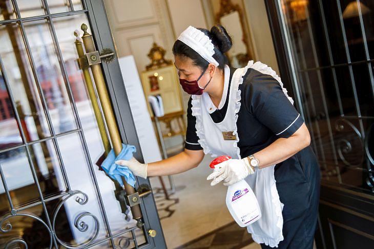 Védőmaszkot viselő takarítónő a bécsi Hotel Sacherban 2020. május 28-án. HEPA/FLORIAN WIESER