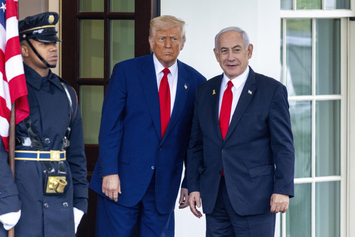 Donald Trump amerikai elnök Benjámin Netanjahu izraeli miniszterelnököt (j) fogadja a washingtoni Fehér Ház nyugati szárnyának kapujában 2025. április 7-én. 
