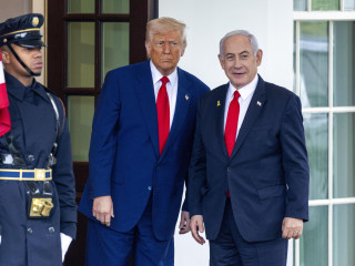 Donald Trump amerikai elnök Benjámin Netanjahu izraeli miniszterelnököt (j) fogadja a washingtoni Fehér Ház nyugati szárnyának kapujában 2025. április 7-én. 