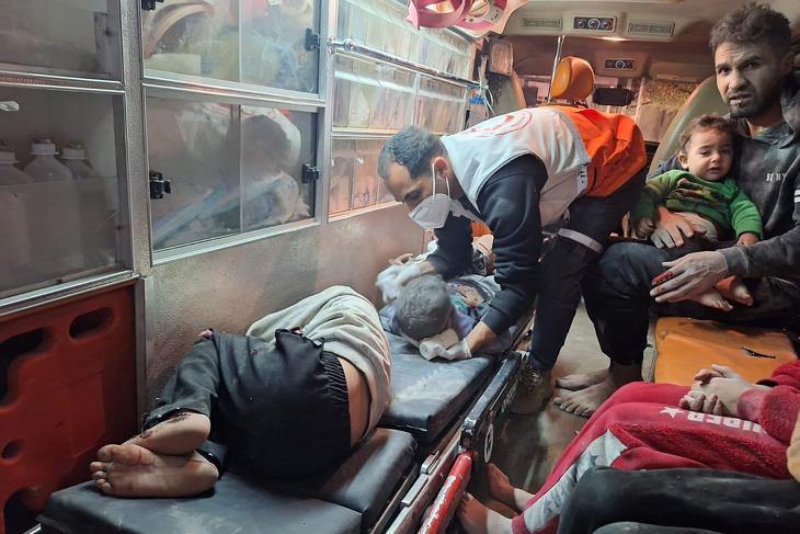 Izraeli légicsapásokban megsebesült palesztin gyerekek a Gázai övezetben 2023. december 3-án. Fotó: Twitter/Palesztin Vöröskereszt
