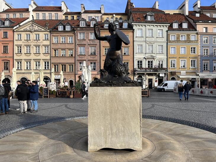 Varsó jelképe Sawa, a sellő, akibe beleszeretett Wars, a Visztulán halászó legény. 