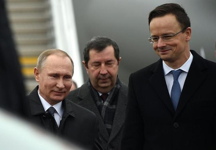 Vlagyimir Nyikolajevics Szergejev (középen) Vlagyimir Vlagyimirovics Putyin (b) és Szijjártó Péter (j) társaságában 2017. február 2-án, Putyin elnök budapesti landolása után. (Fotó: Kovács Tamás/MTI/MTVA)