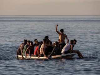 Egy kiskorú migránsokkal tömött csónak úton Ceuta felé 2021. május 19-én. EPA/Brais Lorenzo 