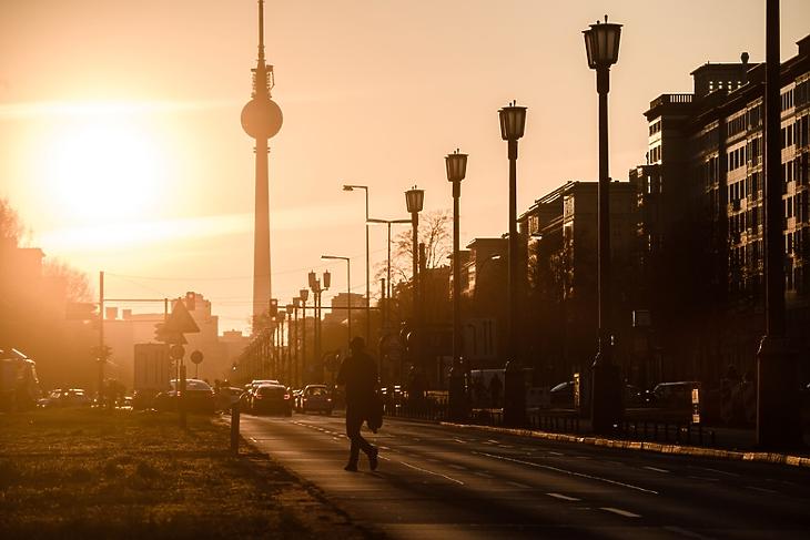 Napnyugta a Frankfurter Allee-n Berlinben 2020. április 7-én. EPA/CLEMENS BILAN