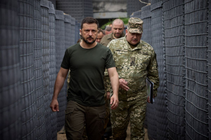 Az ukrán elnöki sajtószolgálat képén Volodimir Zelenszkij ukrán elnök egy erődrendszer építkezésén, a Volinyi területen, egy nem megnevezett helyszínen az Ukrajna elleni orosz háború alatt, 2024. július 30-án