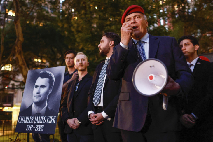 A New York-i Fiatal Republikánusok Klubjának tagjai virrasztást tartanak a merénylet áldozatává vált Charlie Kirk amerikai konzervatív aktivista emlékére New Yorkban 2025. szeptember 12-én. A 31 éves Kirköt, a Turning Point USA nevű szervezet alapítóját szeptember 10-én lőtték agyon egy vitafórumon a Utah Valley Egyetemen. A feltételezett elkövetőt, a 22 éves amerikai Tyler Robinsont a rendőrök elfogták. 