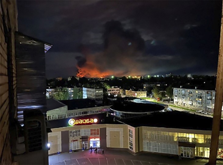 Az Osztorozsno Novoszti által közreadott kép a robbanásról az északnyugat-oroszországi Pszkovban elkövetett ukrán dróntámadást követően 2023. augusztus 29-én éjjel. Fotó: MTI/AP/Osztorozsno Novoszti