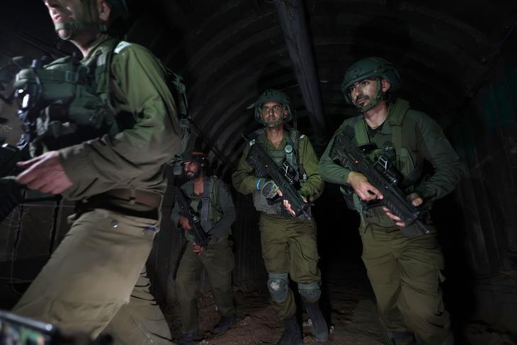 Az izraeli hadsereg katonái egy terroristaalagutat fedeznek fel. (Korábbi felvétel.) Fotó: EPA / ATEF SAFADI