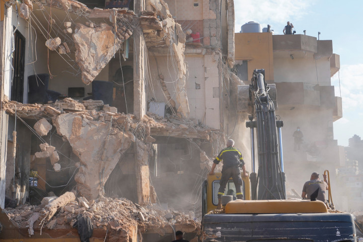  Áldozatokat keresnek a romok alatt mentők a libanoni fővárostól, Beljrúttól délre fekvő Bardzsában 2024. novemebr 6-án, miután az éjjel izraeli légicsapás ért egy lakóházat. Legalább tizenöt ember életét vesztette.