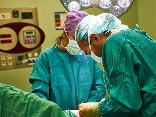 Tovább izmosodó kórházi várólistákkal nő a járványgörbe