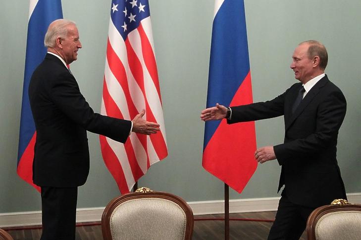 A két vezető 2011-ben, Moszkvában még békésen kezet fogott (fotó: MTI)