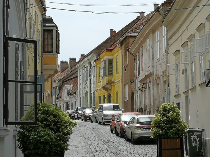A Palotanegyedben aranyáron kínálják a nem túl sok polgári lakást