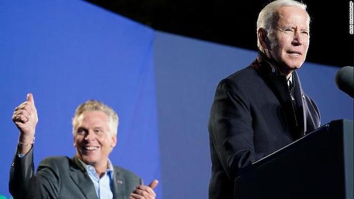 Joe Biden és mögötte Terry McAuliffe egy október végi demokrata gyűlésen a virginiai Arlingtonban. Fotó:  CNN