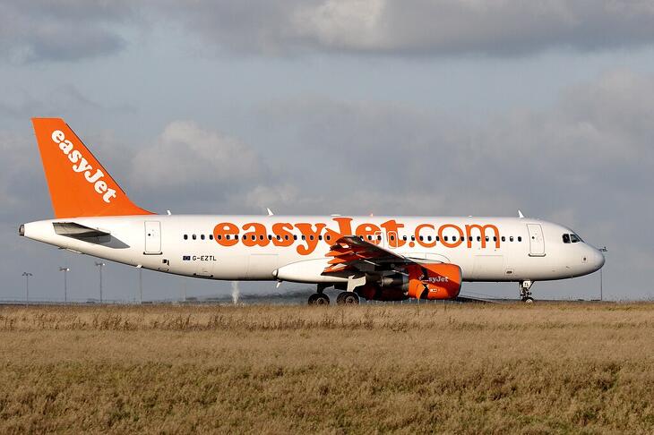 Az EasyJet egy A-320-asa a futópályán