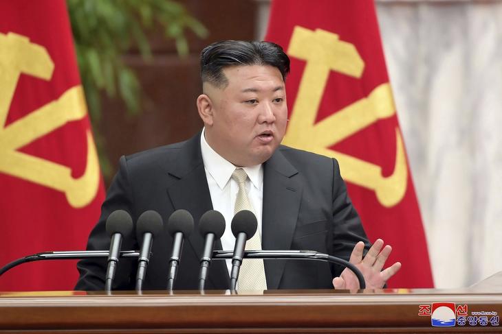 Kim Dzsongun erősen fogja az orosz vezető kezét. otó: MTI / AP / KCNA / KNS