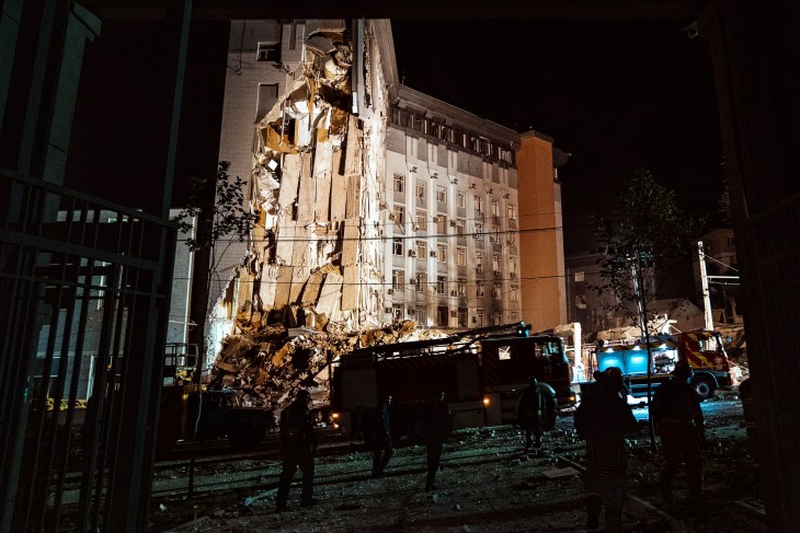 Egy rakétámadásban megrongálódott hivatali épület a közép-ukrajnai Dnyipróban 2023. július 28-án. A támadásban egy lakóépület is károsodott. Fotó: EPA/ARSEN DZODZAIEV