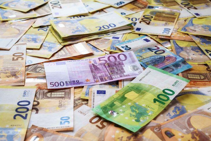 Erősödött a forint, gyengült az euró