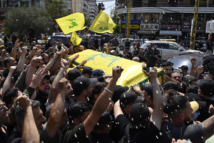 Taleb Szami Abdalláhot, a Hezbollah radikális libanoni síita szervezet Nászr egységének parancsnokát temetik Bejrútban 2024. június 12-én. Abdalláhot és három másik milicistát egy izraeli légicsapás ölte meg a dél-libanoni Dzsuajában az előző nap 