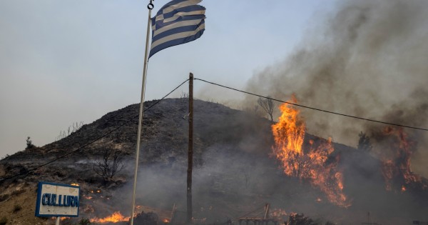 Οι φλόγες ξανάρχισαν στην Ελλάδα.  Ποια είναι η κατάσταση στη Ρόδο;