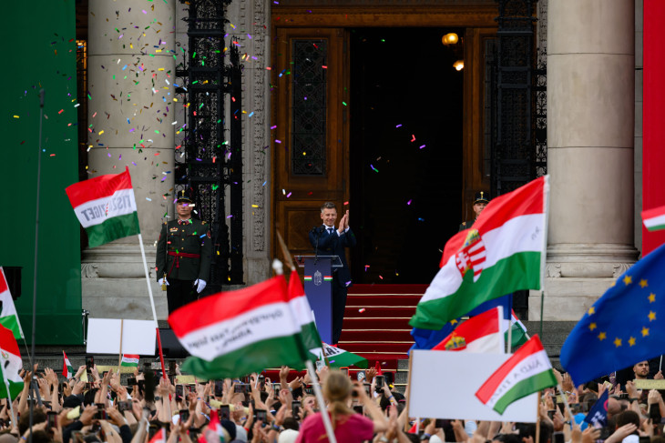 Magyar Péter miniszterelnök, a Tisza Párt elnöke beszédet mond a párt egész napos „rendszerváltó népünnepély” elnevezésű rendezvényén az Országház előtti Kossuth Lajos téren az új Országgyűlés alakuló ülésének napján, 2026. május 9-én.
