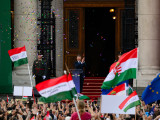 Magyar Péter miniszterelnök, a Tisza Párt elnöke beszédet mond a párt egész napos „rendszerváltó népünnepély” elnevezésű rendezvényén az Országház előtti Kossuth Lajos téren az új Országgyűlés alakuló ülésének napján, 2026. május 9-én.
