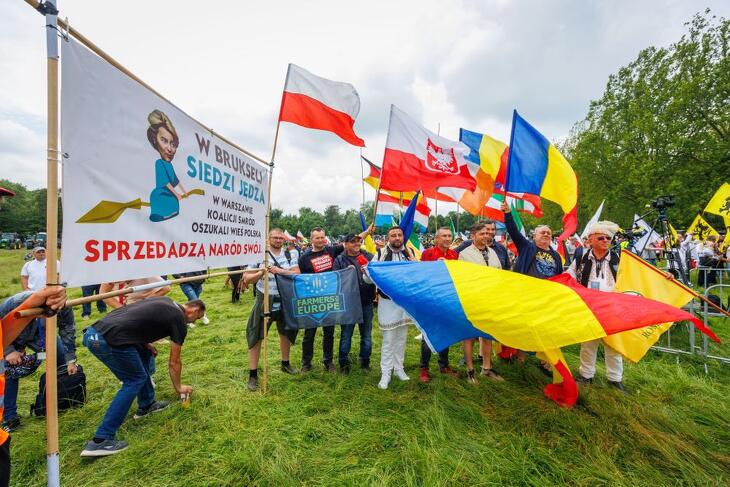 Lengyel és román gazdák az uniós agrárpolitika és az úgynevezett európai zöld megállapodás elleni nemzetközi gazdatüntetésen a brüsszeli Atomium emlékműnél 2024. június 4-én