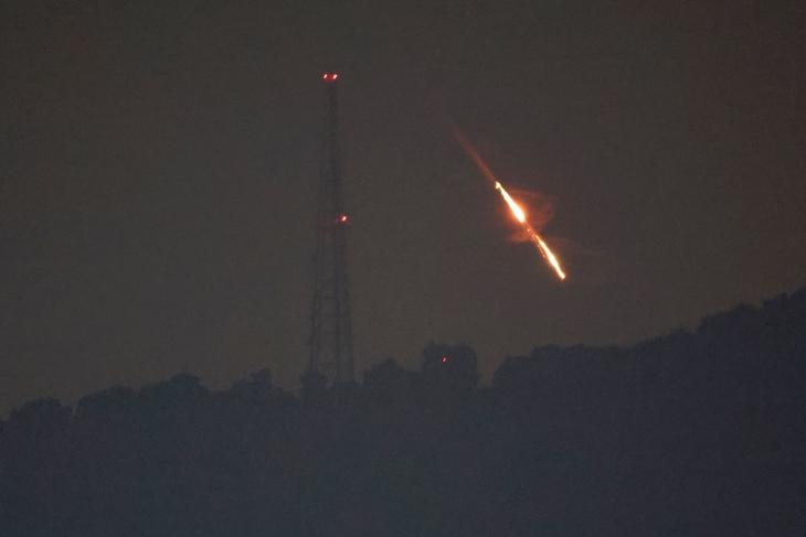 Iránból kilőtt rakéta Izrael északi része felett 2024. április 14-én hajnalban