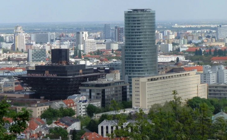 A Szlovák Nemzeti Bank pozsonyi épületéből rálátnak a gazdaságra is