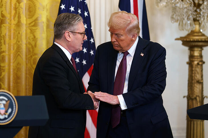 Keir Starmer brit miniszterelnöknek, a közvélemény szerint, Donald Trump amerikai elnökön kívül az EU-val kereskednie kellene