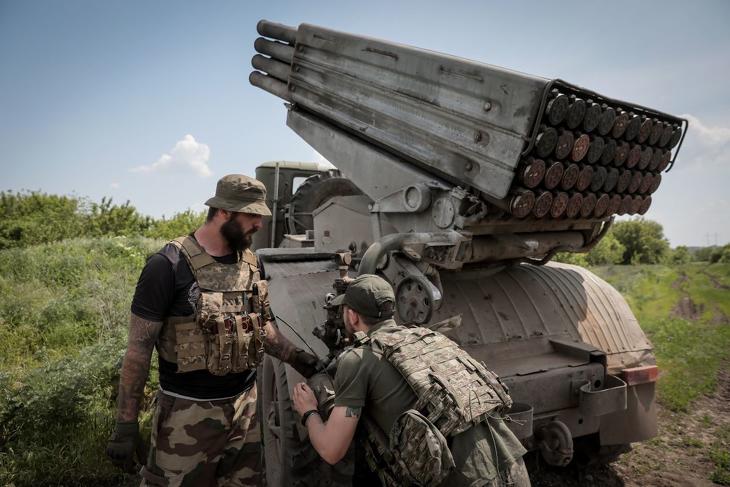 Ukrán katonák egy BM-21 Grad rakéta-sorozatvető mellett a kelet-ukrajnai Donyecki területen, a bahmuti fronton. Fotó: MTI/EPA