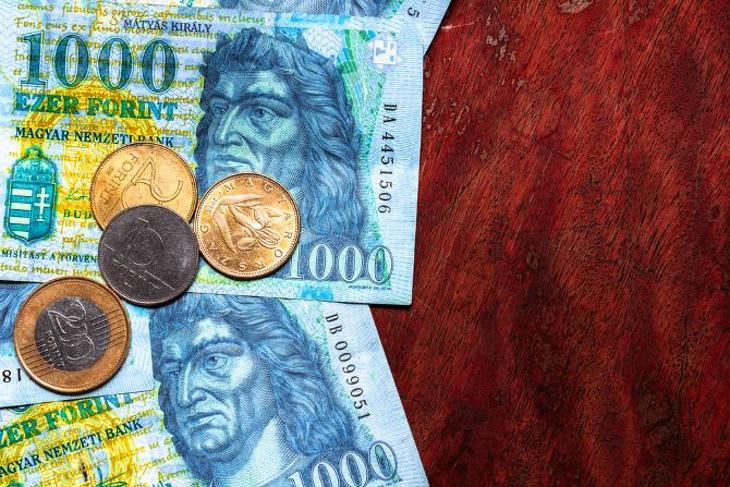 Nagy lendületben a forint, mindjárt áttöri a határt?